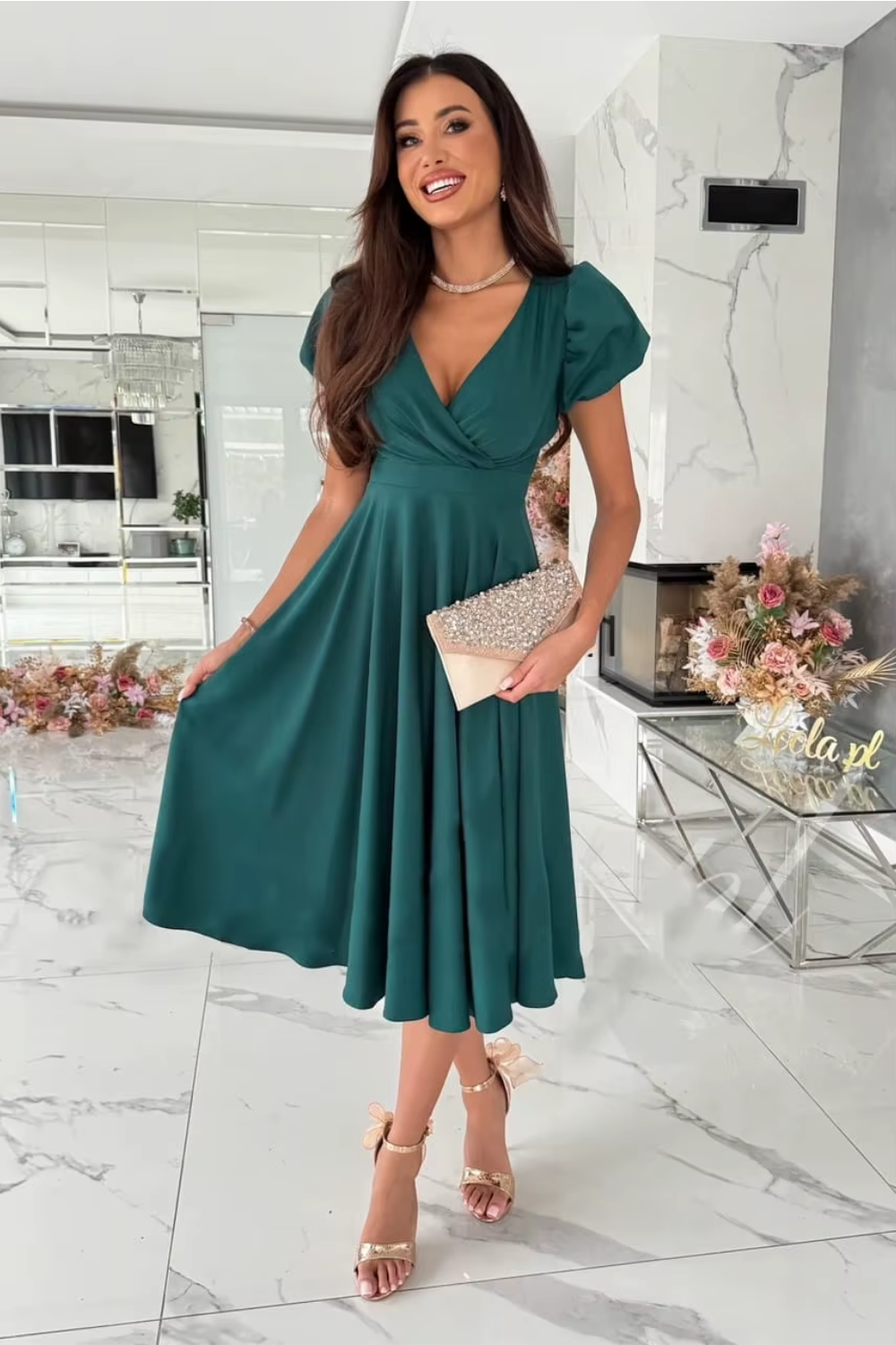 Celia – Effortless V-Neck Midi Dress